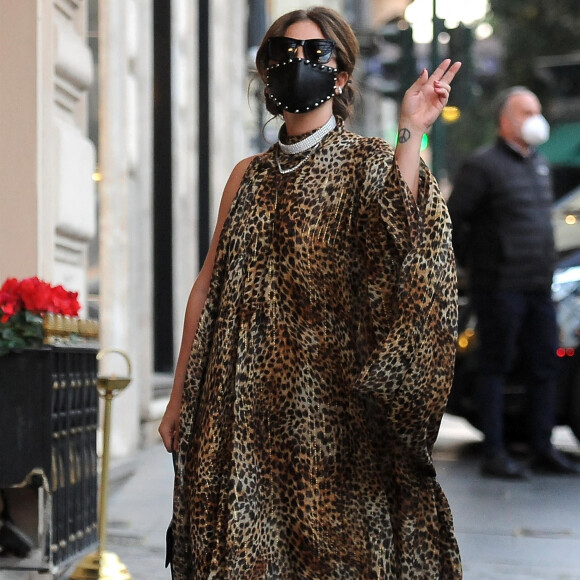 Lady Gaga fait signe aux photographes en se promenant dans les rues de Rome. Le 24 février 2021.