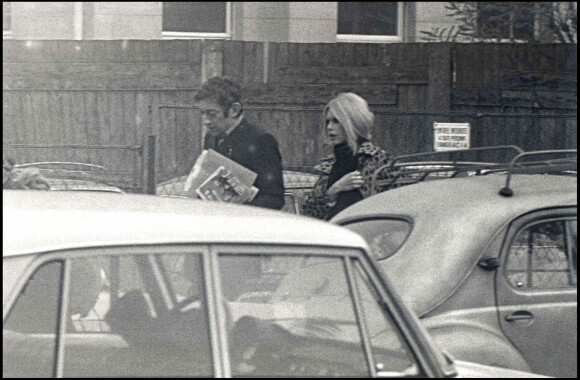 Archives - Brigitte Bardot et Serge Gainsbourg dans la rue. 