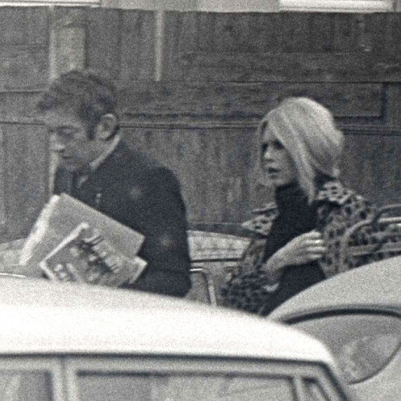 Archives - Brigitte Bardot et Serge Gainsbourg dans la rue. 