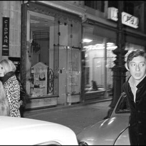 Archives - Brigitte Bardot et Serge Gainsbourg dans la rue en 1967 à Paris