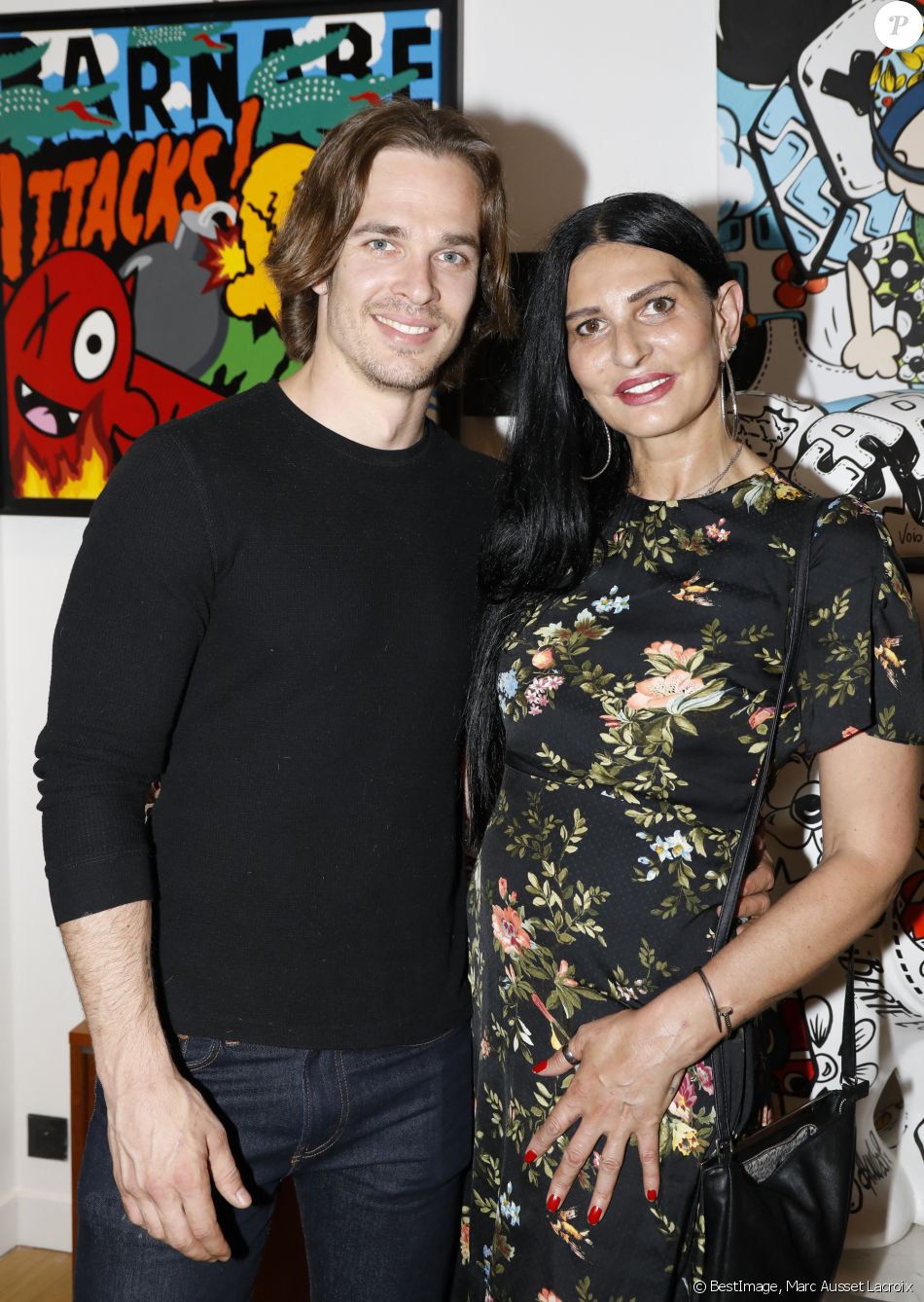 Thibault Perez, sa compagne Sylvie Ortega Munos lors du vernissage Jacky Jayet et ses Ours à la Galerie Art and Sound, Paris le 25 Juin 2020. © Marc Ausset Lacroix / Bestimage