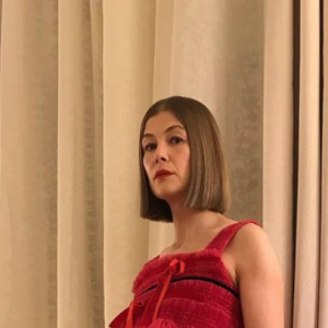 Rosamund Pike en robe Molly Goddard au soir de la cérémonie des Golden Globes. Le 28 février 2021.