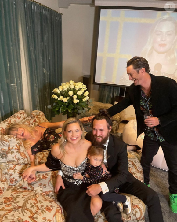 Kate Hudson, habillée d'une robe Louis Vuitton, suit la cérémonie des Golden Globes avec son compagnon Danny Fujirawa, leur fille Rani, sa mère Golden Hawn et son frère Oliver Hudson. Le 28 février 2021.