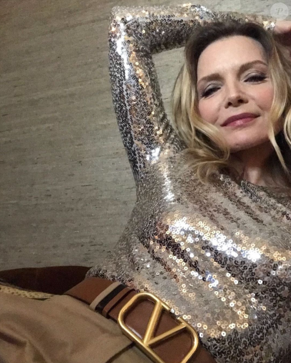 Michelle Pfeiffer, toute de Valentino vêtue au soir de la cérémonie des Golden Globes. Le 28 février 2021.