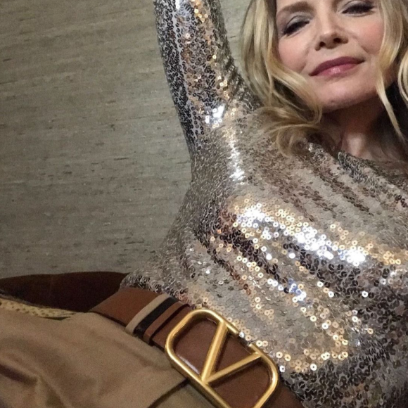 Michelle Pfeiffer, toute de Valentino vêtue au soir de la cérémonie des Golden Globes. Le 28 février 2021.