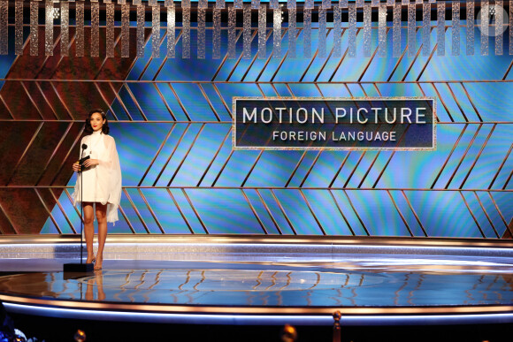 Gal Gadot remet le prix du Meilleur film étranger à la 78ème cérémonie des Golden Globes au Rockefeller Center à New York le 28 février 2021.