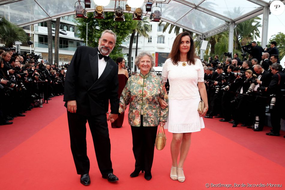 Marthe Villalonga entre Pascale Pouzadoux et son mari Antoine Duléry - Montée des marches du film "Ma Loute" lors du 69ème Festival International du Film de Cannes. Le 13 mai 2016. © Borde-Jacovides-Moreau/Bestimage