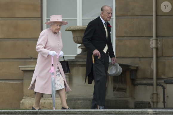 La reine Elizabeth II d'Angleterre avec le prince Philip, duc d'Edimbourg à la garden party du palais de Buckingham à Londres, le 16 mai 2017.