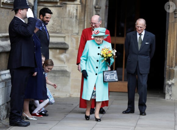 La reine d'Angleterre Elizabeth II et son mari le prince Philip, duc d'Edimbourg assistent à la messe de Pâques à la chapelle Saint-Georges de Windsor, le 16 avril 2017.