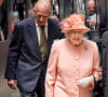 La reine Elizabeth II d'Angleterre et le prince Philip, duc d'Edimbourg à leur arrivée à la gare de Paddington à Londres, le 13 juin 2017 à l'occasion du 175ème anniversaire de la première journée en train des monarques britanniques.
