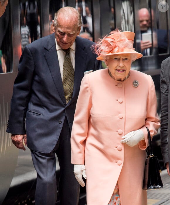 La reine Elizabeth II d'Angleterre et le prince Philip, duc d'Edimbourg à leur arrivée à la gare de Paddington à Londres, le 13 juin 2017 à l'occasion du 175ème anniversaire de la première journée en train des monarques britanniques.
