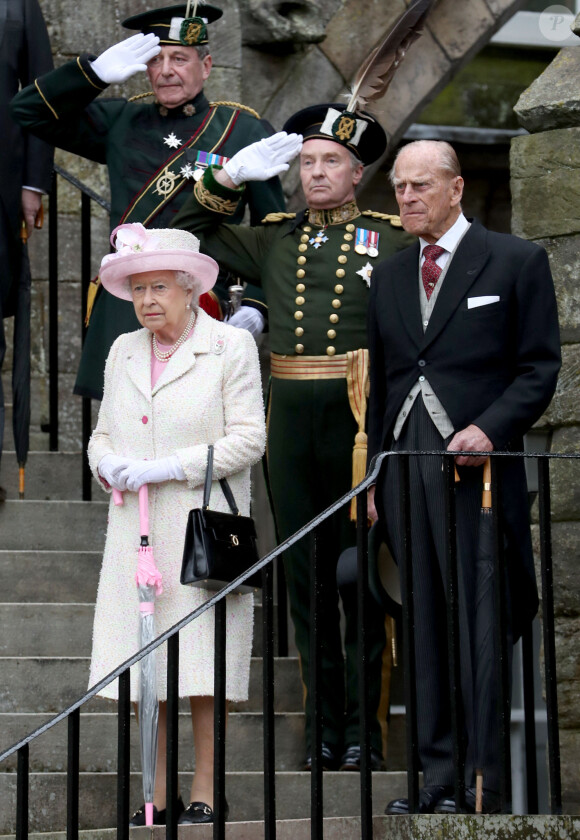 La reine Elizabeth II d'Angleterre et le prince Philip, duc d'Edimbourg, lors de la Garden Party au palais d'Holyroodhouse à Edimbourg. Le 4 juillet 2017.