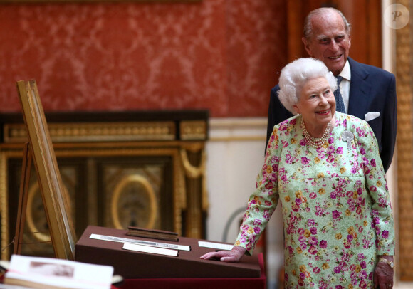 La reine Elizabeth II d'Angleterre et le prince Philip, duc d'Edimbourg - Visite de la Galerie de la Reine au palais de Buckingham à Londres. Le 12 juillet 2017.