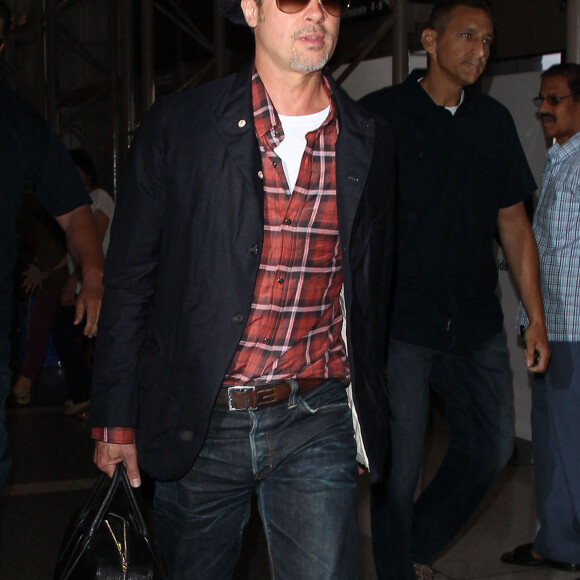 Brad Pitt arrive à l'aéroport LAX de Los Angeles pour prendre un avion. Le 15 juin 2016