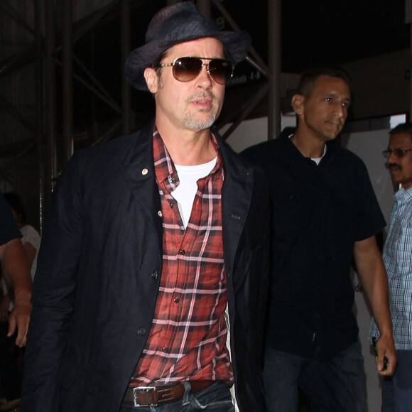 Brad Pitt arrive à l'aéroport LAX de Los Angeles pour prendre un avion. Malgré les rumeurs de divorce qui courent, l'acteur continue de porter son alliance. Le 15 juin 2016  52093770 Actor Brad Pitt is seen departing on a flight at LAX airport in Los Angeles, California on June 15, 2016. Despite divorce rumors between Brad and Angelina Jolie, Brad was still wearing his wedding ring as he made his way through the airport. 