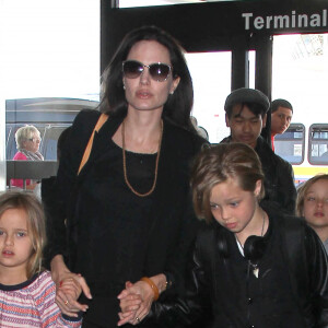 Brad Pitt, sa femme Angelina Jolie et leurs enfants Maddox, Pax, Zahara, Shiloh, Vivienne et Knox prennent l'avion à l'aéroport de Los Angeles pour venir passer quelques jours dans leur propriété de Miraval, le 6 juin 2015.