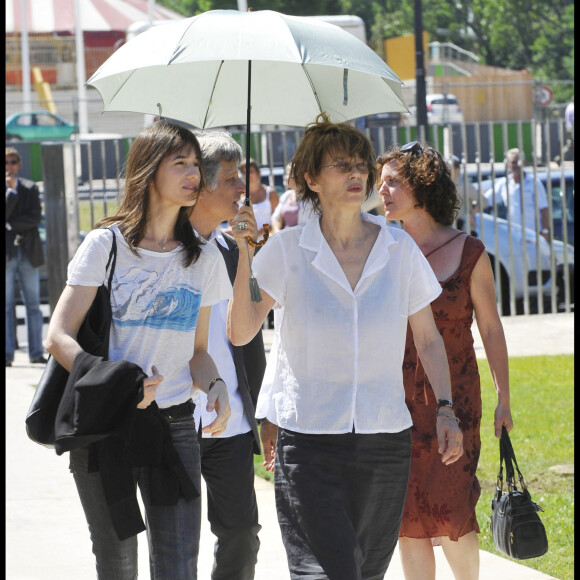 Charlotte Gainsbourg, Jane Birkin - Inauguration du jardin Serge Gainsbourg. Paris.