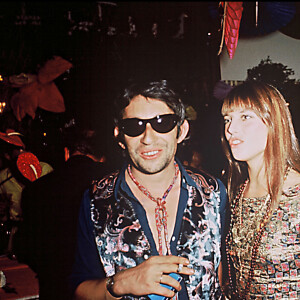 Archives - Serge Gainsbourg et Jane Birkin arrivent à une soirée déguisée en 1970.