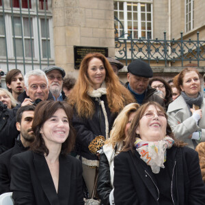 Charlotte Gainsbourg et sa mère Jane Birkin - Cérémonie d'inauguration de la plaque commémorative en l'honneur de Serge Gainsbourg à Paris. Le 10 Mars 2016.