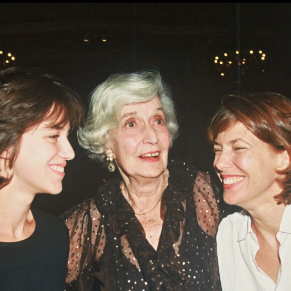 Archives - Judy Campbell entourée de sa fille Jane Birkin et de sa petite-fille Charlotte Gainsbourg - Hommage à Serge Gainsbourg à Londres. 1994.
