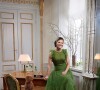 Au palais Haga, la princesse Victoria (en robe H&M Conscious) pose avec son prix de la personnalité hétéro de l'année 2021, remis par le magazine scandinave QX.