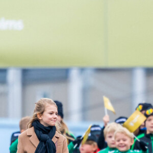 Le roi Carl XVI Gustav de Suède avec la princesse Victoria de Suède et sa fille la princesse Estelle de Suède - La famille royale de Suède à l'inauguration du pont Slussbron à Stockholm en Suède, le 25 octobre 2020