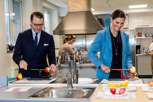 La princesse Victoria et le prince Daniel de Suède visitent l'école Rinman à Eskilstuna, le 22 octobre 2020. Le couple princier s'est amusé à peler des pommes . Cette visite s'inscrit dans une campagne d'information sur l'épidémie de coronavirus (Covid-19).