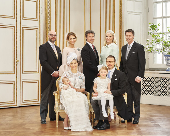 La princesse Victoria, son mari le prince Daniel, leurs enfants le prince Oscar Carl Olof et la princesse Estelle et les parrains et les marraines Oscar Magnuson, le fils Christina de Suède (soeur du roi de Suède), la princesse Madeleine de Suède, le prince Frederik de Danemark, la princesse Mette-Marit de Norvège et Hans Åström (cousin du prince Daniel) posent pour la photo officielle du baptême du prince Oscar Carl Olof de Suède, le fils de la princesse Victoria et du prince Daniel de Suède à la chapelle royale du palais royal à Stockholm, le 27 mai 2016.