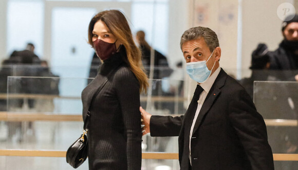 Nicolas Sarkozy arrive avec sa femme Carla Bruni Sarkozy - Procès des "écoutes téléphoniques" (affaire Bismuth) au tribunal de Paris, le 9 décembre 2020. © Christophe Clovis / Bestimage