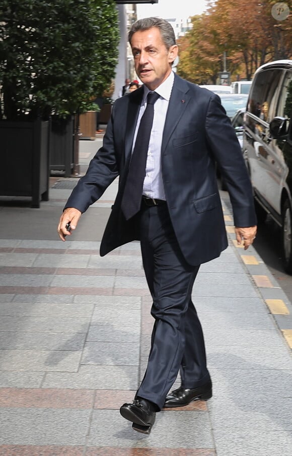 Nicolas Sarkozy se rend à l'hôtel George-V à Paris.