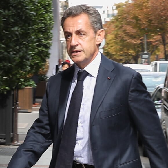 Nicolas Sarkozy se rend à l'hôtel George-V à Paris.