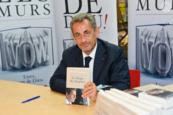 Nicolas Sarkozy dédicace son livre "Le temps des tempêtes" à la librairie Filigranes à Bruxelles le 3 septembre 2020. © Frédéric Andrieu / Panoramic / Bestimage