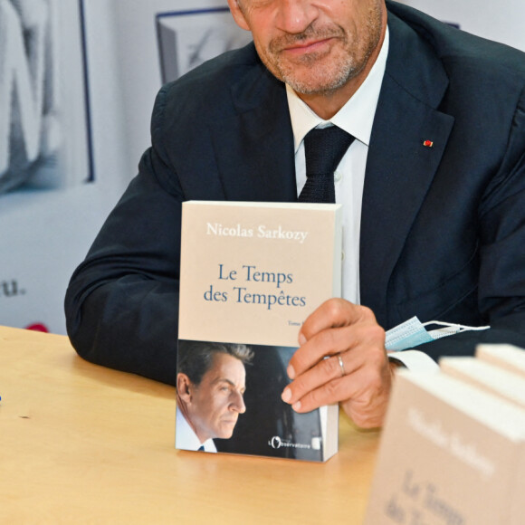Nicolas Sarkozy dédicace son livre "Le temps des tempêtes" à la librairie Filigranes à Bruxelles le 3 septembre 2020. © Frédéric Andrieu / Panoramic / Bestimage