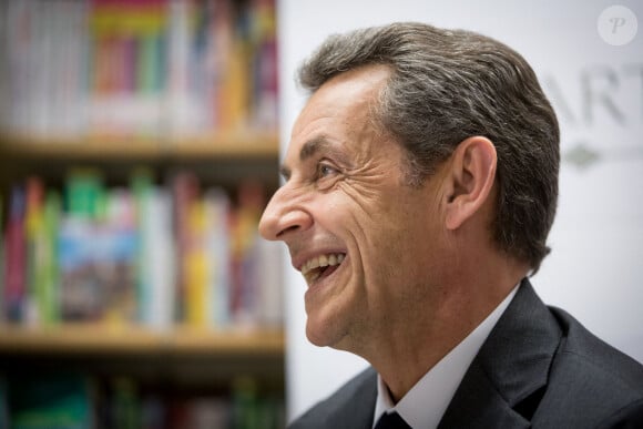 Nicolas Sarkozy dédicace son livre "La France pour la vie" à la librairie Lamartine à Paris le 29 janvier 2016. © Cyril Moreau / Bestimage
