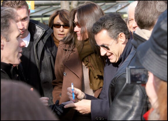 Nicolas Sarkozy et sa femme Carla Bruni prennent un café à La Flotille.