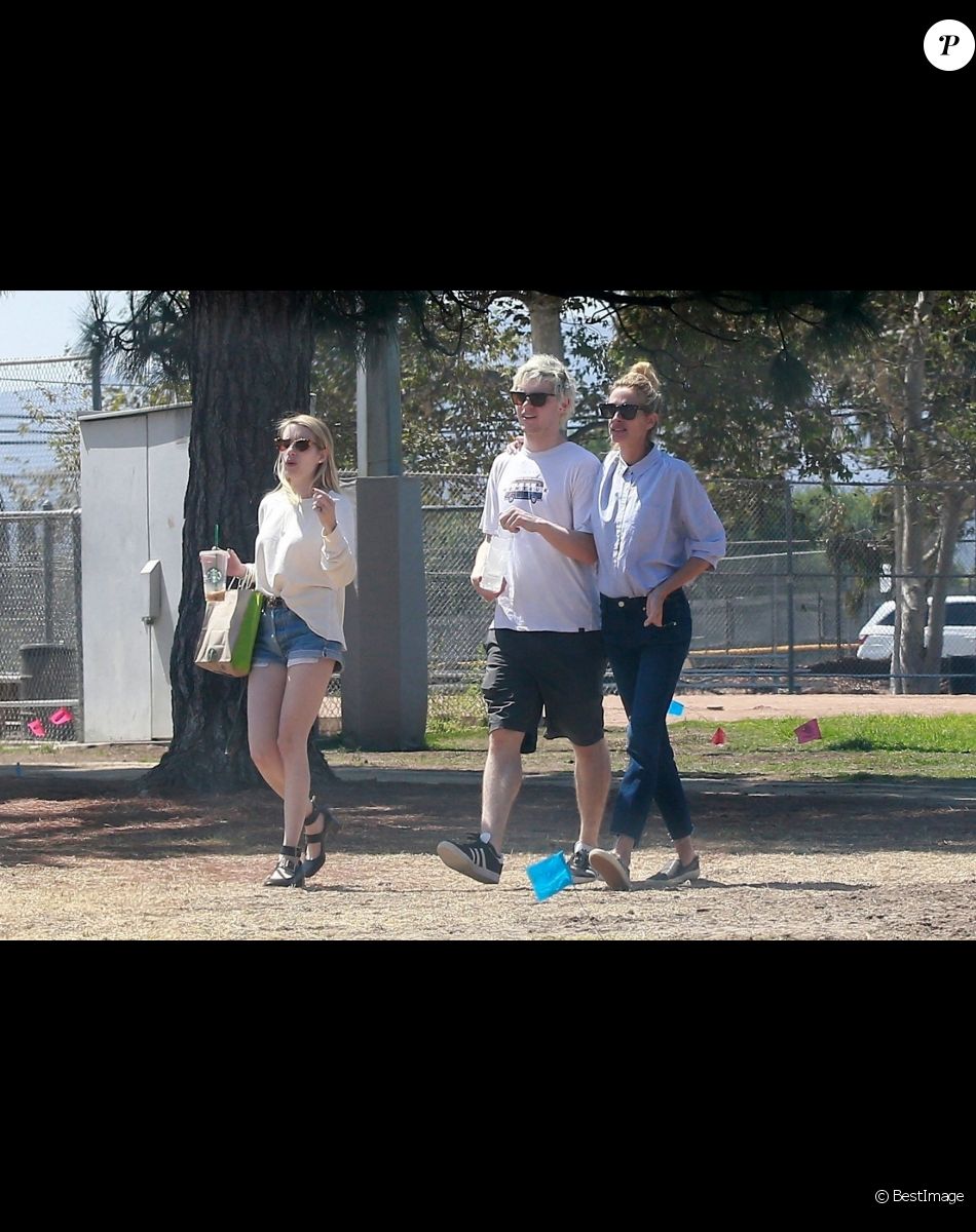 Exclusif - Julia Roberts, sa nièce Emma Roberts et son ex-compagnon Evan Peters à Los Angeles. Le 2 septembre 2018