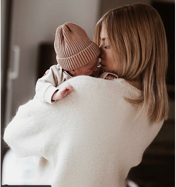 Stéphanie Clerbois ("Mamans & Célèbres") a dévoilé le visage de sa fille Charlize plus de deux mois après sa naissance. Elle est sublime.