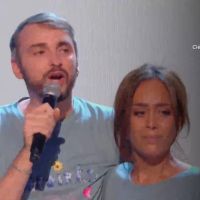 Les Enfoirés 2021 : Amel Bent en larmes, la chanteuse craque sur scène dans les bras de Christophe Willem