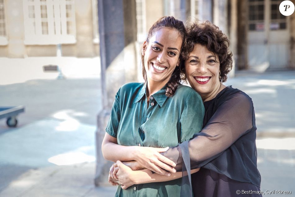 Exclusif - Amel Bent, Malika Bellaribi Le Moal en marge du tournage du téléfilm "Les sandales blanches" à Meudon le 18 septembre 2020. © Cyril Moreau / Bestimage