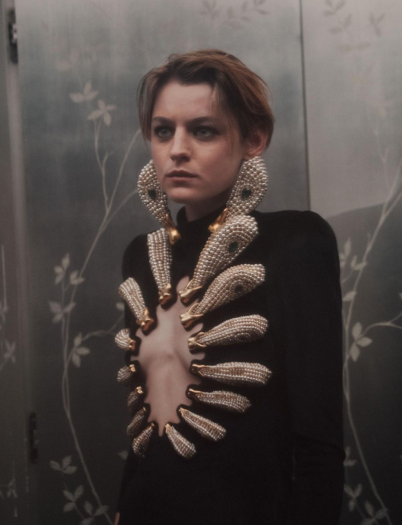 Emma Corrin habillée en Schiaparelli (collection Haute Couture printemps-été 2021) pour les 26e Critics Choice Awards. Le 7 mars 2021.