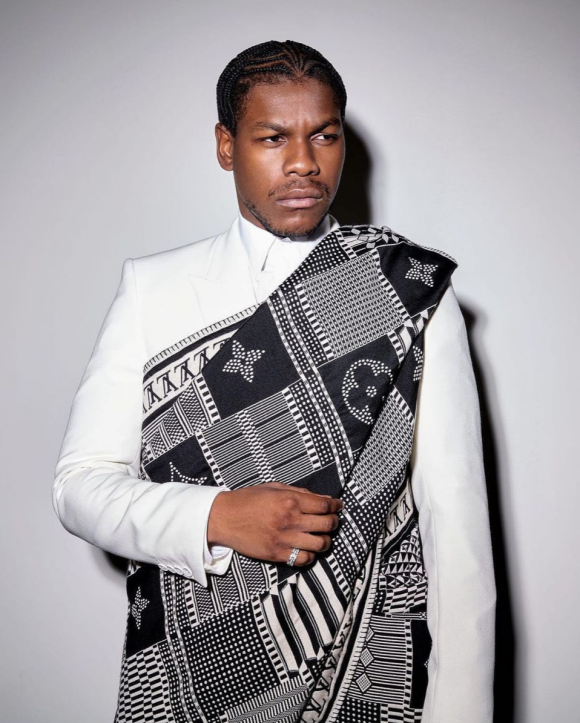 John Boyega habillé en Louis Vuitton (collection automne-hiver 2021) pour les 26e Critics Choice Awards. Le 7 mars 2021.