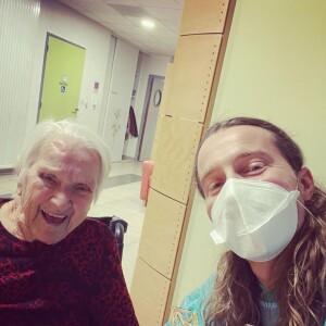 Julien pose avec sa grand-mère Aimée, sur Instagram, lors de la Saint-Valentin en février 2021