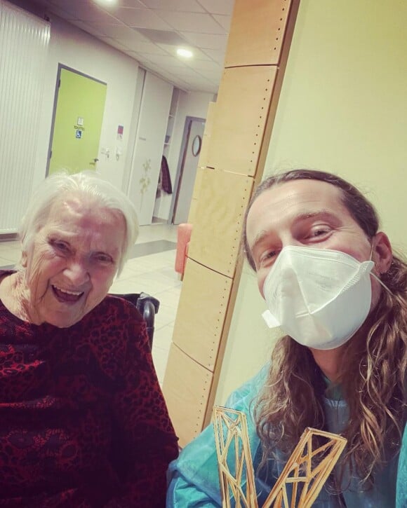 Julien pose avec sa grand-mère Aimée, sur Instagram, lors de la Saint-Valentin en février 2021