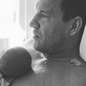 Benjamin Castaldi, sa femme Aurore et son fils Gabriel né le 27 août 2020.