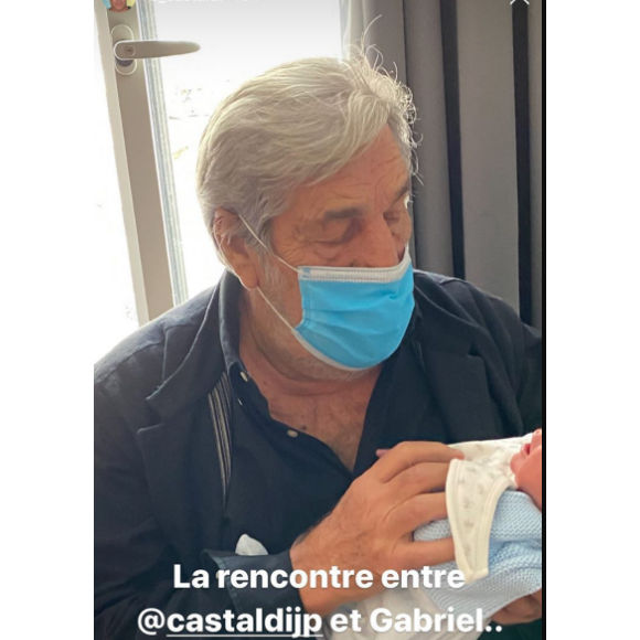 Jean-Pierre Castaldi rencontre son dernier petit-fils, Gabriel, le bébé de Benjamin Castaldi et Aurore Aleman.