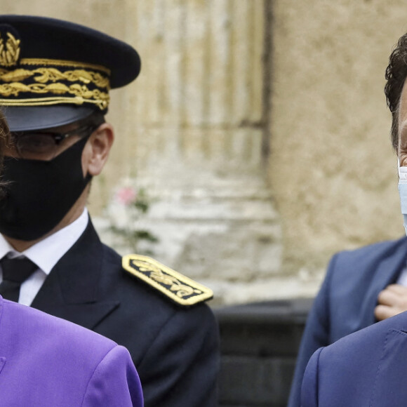 Visite de l'Hôtel de Polignac, à l'occasion des journées européennes du patrimoine et de la troisième édition du Loto du Patrimoine. Roselyne Bachelot, ministre de la Culture et Stéphane Bern - Condom, le 18 Septembre 2020. © Sébastien Ortola / Pool / Bestimage Emmanuel Macron, President of the Republic, and his wife, Brigitte Macron, visit the Hôtel de Polignac, on the occasion of European Heritage Days and the third edition of the Loto du Patrimoine. Selected in 2018 among the 18 emblematic sites of the Loto du Patrimoine, the Hôtel de Polignac is currently undergoing restoration. Condom, September 18th 2020. 