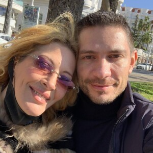 Loana et son ami de longue date Nicolas prennent la pose sur les réseaux sociaux.