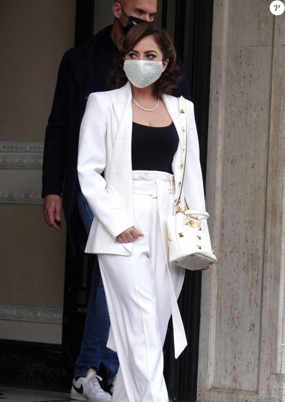 La chanteuse Lady Gaga, stylée et soulagée après que ses deux bouledogues aient été retrouvés, quitte son hôtel à Rome.