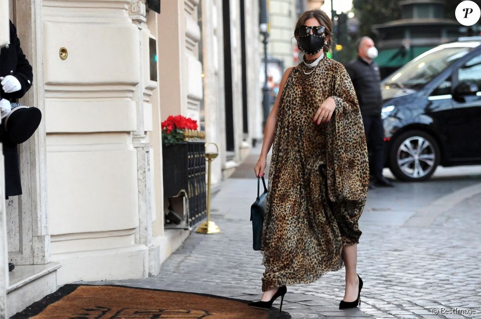 Lady Gaga fait signe aux photographes en se promenant dans les rues de Rome. Le 24 février 2021.
