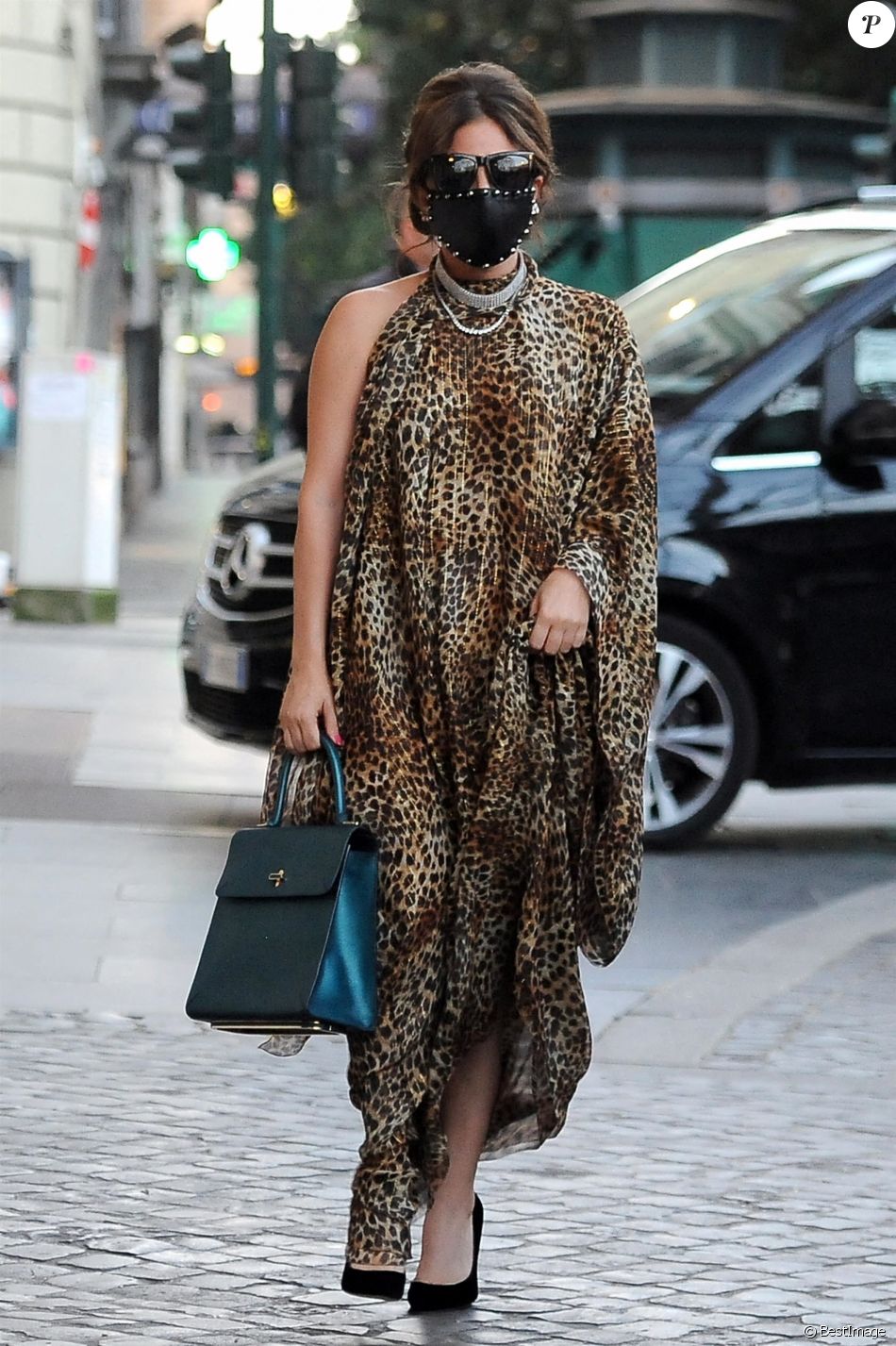 Lady Gaga fait signe aux photographes en se promenant dans les rues de Rome. Le 24 février 2021.